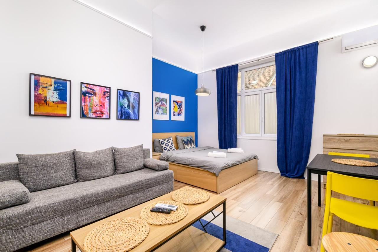 Stylish Blue In The Heart Of Apartamento