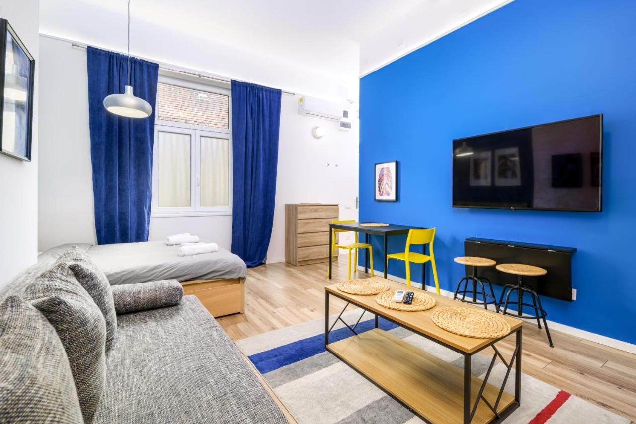 Stylish Blue In The Heart Of Apartamento *
